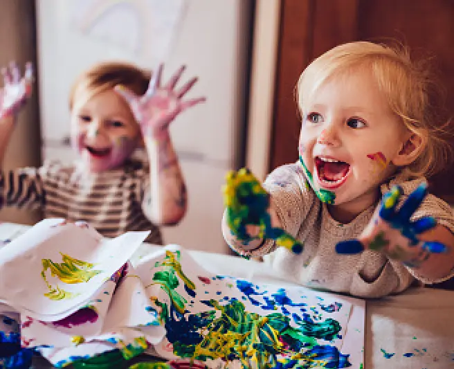 enfants avec de la peinture sur les mains et le visage