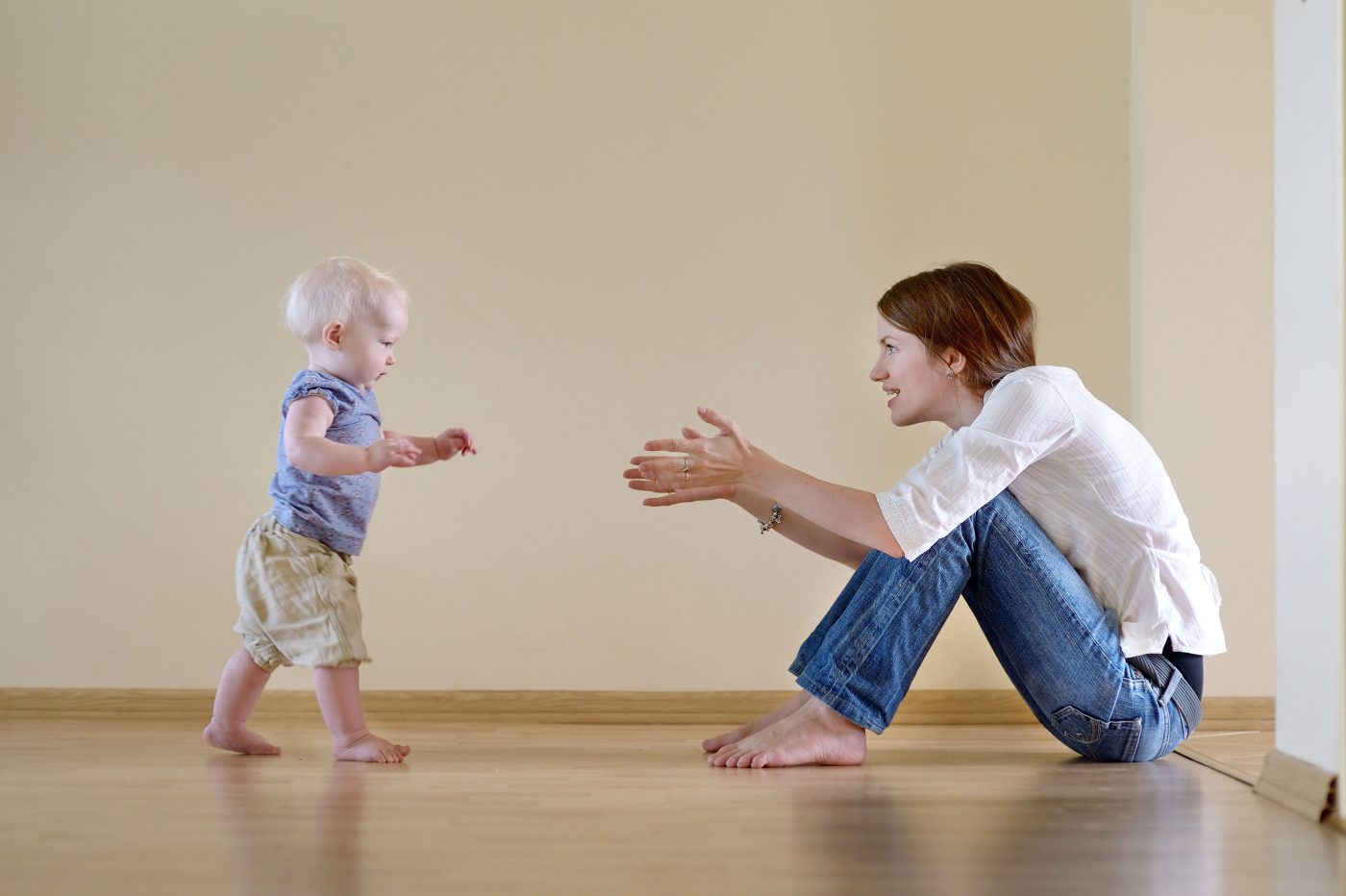 enfant qui apprends à marcher