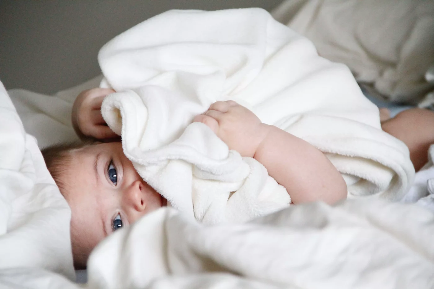 bébé sous une couette