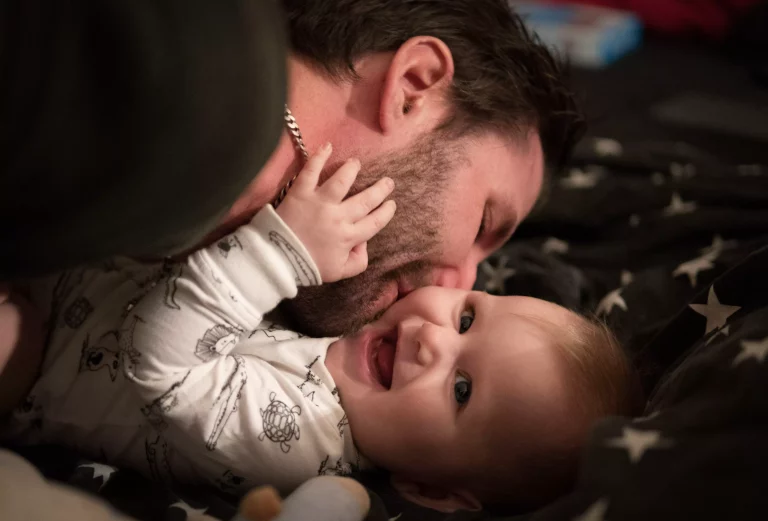 bébé et son papa