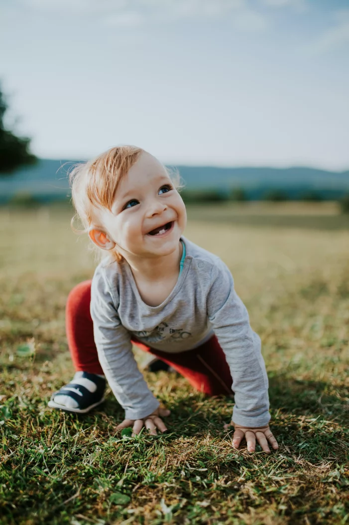 bébé à 4 pattes