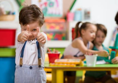 petit garçon en crèche