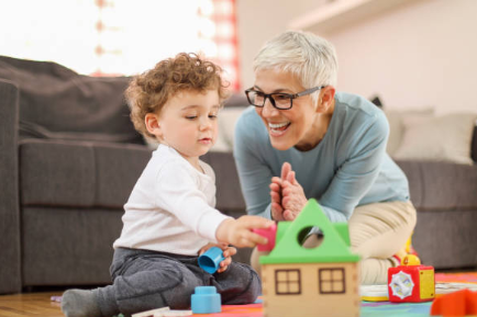 mamie et son enfant qui jouent