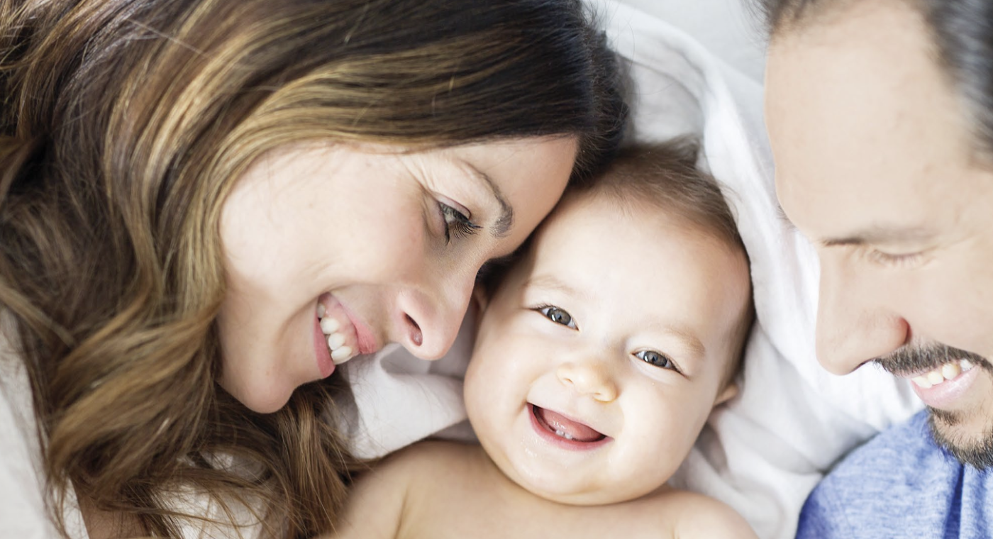 enfant avec ses parents qui sourient