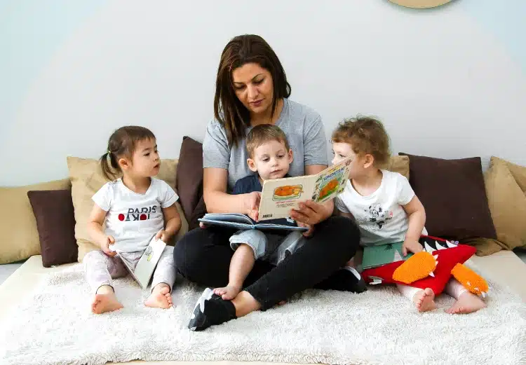 enfant en crèche en train de lire