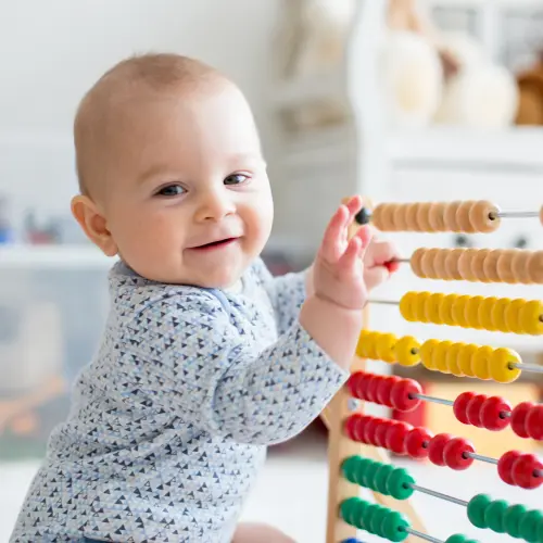 bébé qui joue avec un boulier 