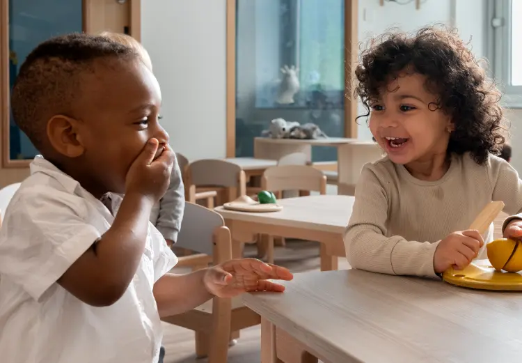 2 enfants en crèche qui rigolent