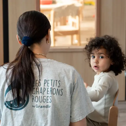 professionnelle les petits chaperons rouges avec une enfant en crèche