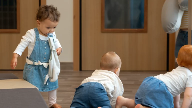 enfant à 4 pattes dans une crèche