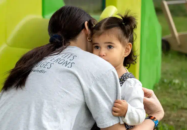 câlin entre une enfant et une professionnelle de crèche