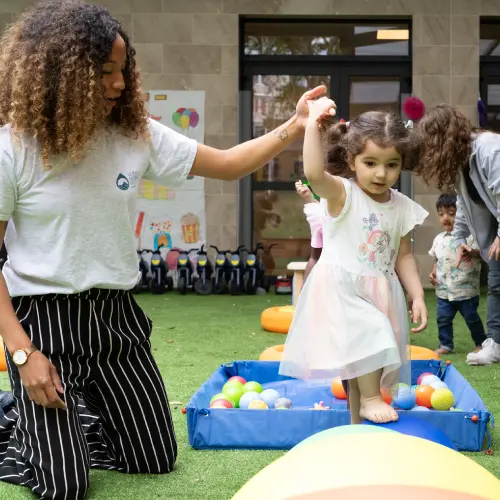 professionnelle qui aide un enfant à faire un parcours