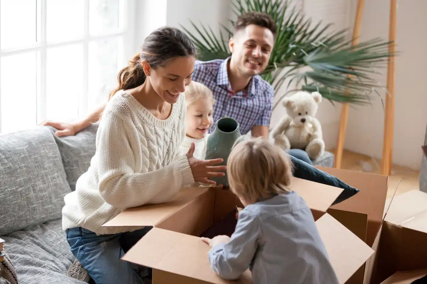 famille heureuse déballant des cartons