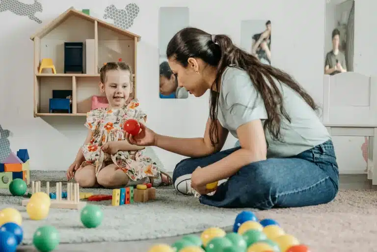 bébé qui joue avec une baby sitter